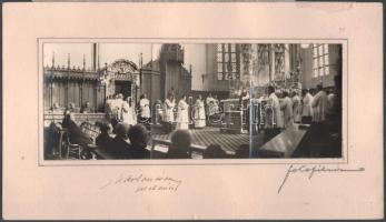 cca 1935-1939 Kolozsvár, Márton Áron (1896-1980) katolikus pap, plébános, erdélyi (gyulafehérvári) püspök autográf aláírása a Szent Mihály-templomban tartott misét ábrázoló fényképen. Három részből összeállított, kartonra kasírozott fotó, Fotofilm Kolozsvár, eredeti, kissé sérült hártyapapírral, fotó: 9x23 cm, karton: 17x29,5 cm. (1936-ban Márton Áront bízták meg a kolozsvári Szent Mihály plébánia vezetésével; 1937-ben címzetes kanonoki kinevezést kapott; 1938-ban plébánossá választották. 1939-ben a Szent Mihály-templomban szentelte püspökké Andrea Cassulo apostoli nuncius.)