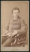 Újházy Ede (1841-1915) színész, jellemkomikus, a realista színjátszás egyik úttörője, az Újházi tyúkhúsleves névadója, keményhátú fotó Goszleth István budapesti műterméből, 20,5×11,5 cm