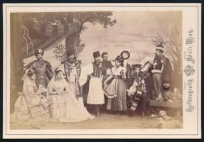 Az 1870. április 6-án rendezett jótékonysági színielőadás "Csárdás" című élőképéről készült felvétel, az ábrázoltak: Helene (Baltazzi) von Vetsera báróné (1847-1925), gróf Széchényi Kálmán (1824-1914), Franiska (von Trauttmansdorff-Weinsberg) von Schönborn-Buchheim grófné (1844-1898), herceg Ego Maximilian von Thurn und Taxis (1832-1892), gróf Erdődy György (1843-1925), herceg Esterházy Miklós Antal (1851-1935), St-Julien grfónő, gróf Berchtold Zsigmond Sámuel (1834-1900), Marquis Balbi, gróf Franz Josef Kinsky (1841-1895), keményhátú fotó Adéle bécsi műterméből, 16,5×10,5 cm