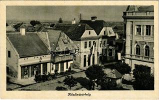 1943 Kézdivásárhely, Targu Secuiesc; utcakép magyar zászlókkal a bevonulás után / street view with Hungarian flags, after the entry of the Hungarian troops