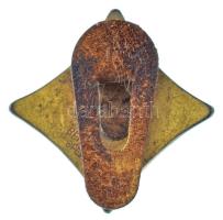 ~1942. "A Magyar Vöröskereszt Díszjelvénye" aranyozott, zománcozott bronz kitüntetés, háto...