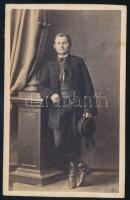 Jankó János (1833-1896) festő, rajzoló műtermi portréja, keményhátú fotó (Skopáll József?), 9,5×6 cm