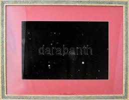 Dekoratív keret, benne éjszakai csillag fényeket ábrázoló fotóval. Keret belső mérete 45x60 cm