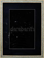 Dekoratív keret, benne éjszakai csillag fényeket ábrázoló fotóval. Keret belső mérete 45x60 cm