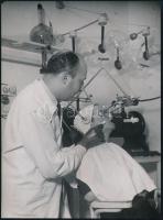 cca 1930-1940 Szendrő István (1908-2000): Szeplőeltávolítás, hátoldalon pecséttel jelzett fotó, 11,5×17,5 cm