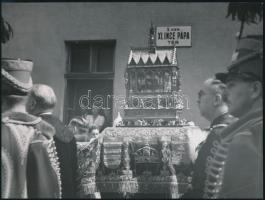 cca 1930-1940 Szendrő István (1908-2000): Budapest, Szent Jobb körmenet, XI. Ince pápa tér, hátoldalon pecséttel jelzett fotó, 17×23 cm