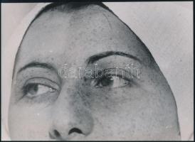 cca 1930-1940 Szendrő István (1908-2000): Szeplőeltávolítás, hátoldalon pecséttel jelzett fotó, 17×23 cm