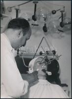 cca 1930-1940 Szendrő István (1908-2000): Szeplőeltávolítás, hátoldalon pecséttel jelzett fotó, 23×17 cm