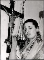 cca 1930-1940 Szendrő István (1908-2000): Népviseletbe öltözött lány mécsest gyújt, hátoldalon pecséttel jelzett fotó, 23×17 cm