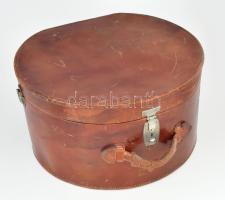 cca 1920 Stanislaw Krause i Ska Warszawa nagyméretű öltönytartó, kalaptartó utazókoffer, jelzett, pár folttal, kopással, d: 45 cm