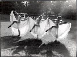 cca 1930-1940 Szendrő István (1908-2000): Balerinák tánca, hátoldalon pecséttel jelzett fotó, sarkain kis hibák, 23×17 cm