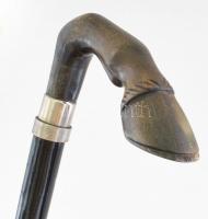 Ebonizált fa sétabot, faragott fa lóláb fogóval, h: 80 cm