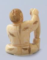 Antik japán csont netsuke, kis sérüléssel, m: 4,5 cm