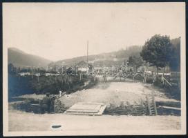 1916-1917 Tölgyesi-szoros, Erdély, védmű magyar katonával, fotó hátoldalon feliratozva, 8×11 cm