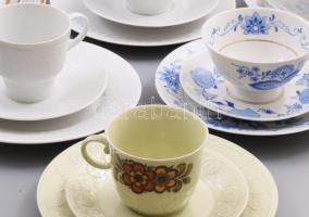 6 darab porcelán reggeliző szett: csésze alátéttel és desszertes tányér. Jelzett, minimális kopással...