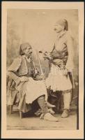cca 1865 Román fegyveres hajdukok (A Balkánon és a román területeken is elterjedt név a félkatonai harcosokra, akik gyakran a törökök elleni harcokban vagy rablóbandák tagjaiként szerepeltek. A hajdukok néha a fejedelemségek uralkodóinak szolgálatába álltak, de sokan közülük törvényen kívüli életet éltek.) Vizitkártya fotó C. Szathmari bukaresti műterméből / cca 1865 Romanian armed hajduks (Romanian: haiduc [haiduci]; a common name in the Balkans and Romanian territories for paramilitary fighters who often fought against the Turks or were members of robber bands. Hajduks sometimes served the rulers of the principalities, but many of them lived an outlaw life.) Cdv photo from C. Szathmari's studio in Bucharest