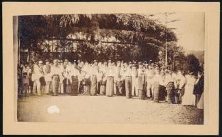 ca 1870 Hóra, román népi tánc csoportkép. Vizitkártya fotó C. Szathmari bukaresti műterméből. Feliratozott 9x6 cm / ca 1870 Hóra, Romanian folk dance group. CDV photo from C. Szathmari's studio in Bucharest. Inscribed 9x6 cm