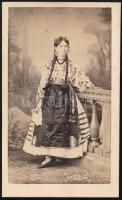 ca 1875 Oláh népviselet Vizitkártya fotó C. Szathmari bukaresti műterméből. Feliratozott 9x6 cm / ca 1880 Vallachian folkwear CDV photo from C. Szathmari's studio in Bucharest. Inscribed 9x6 cm