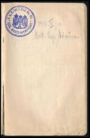 1915-1917 A cs. kir. (máramarosi) 85. gyalogezred (K. u. k. Inft. Reg. No. 85.) katonájának notesze, kézzel írt, magyar és német nyelvű bejegyzésekkel, közte neki írt jókívánságok, karánsebesi tartalékos tiszti iskola (K. u. k. Reserveoffizierschule in Karánsebes) hallgatóinak aláírásai, a tulajdonos különféle feljegyzései, listaszerű felsorolások (pl. "Komoly dátumok", "Derült dátumok"), stb. Kissé viseltes borítóval, helyenként kisebb lapszéli ázásnyomokkal.