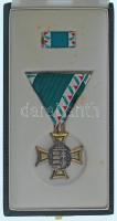 1992. "Honvédelemért Kitüntető Cím II. osztálya" zománcozott ezüstözött kitüntetés mellszalagon, szalagsávval, eredeti tokban T:AU Hungary 1992. "Title of Merit For Defence 2nd grade" enamelled silvered decoration with ribbon, with miniature ribbon, in original case C:AU NMK 792.