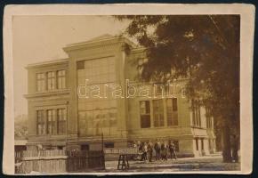 cca 1880 Budapest, Füvészkert, az Országos Üvegfestészeti Műterem épülete, fotó, vágott karton, 7×10,5 cm