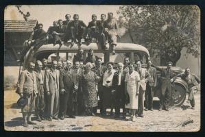 cca 1930 Autóbusszal utazó társaság csoportképe, fotólap, törésnyommal, kissé foltos, 9x14 cm