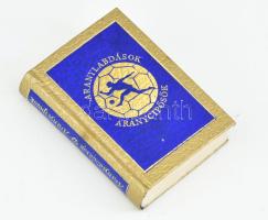 Hoffer József: Aranylabdások, aranycipősök. (Minikönyv). Bp., 1978, Sportpropaganda, 244+(4) p. Fekete-fehér fotókkal illusztrálva. Kiadói aranyozott műbőr-kötés, sérült gerinccel. Megjelent 3000 példányban (ebből 1000 számozott). Számozott (101./1000) példány.
