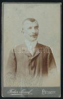 1922 Peitler Imre törvényszéki tanácselnök fotója, vizitkártya Fodor József pécsi műterméből, hátoldalán a Mohács-Pécsi Vasút kedvezményes utazásra jogosító igazolványa a tulajdonos aláírásával, 10,5x6,5 cm