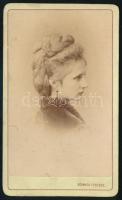 cca 1860-1870 Elegáns hölgy portréja (a hátoldali felirat szerint Szabó Richárdné), vizitkártya Kozmata Ferenc (1839-1902) pesti műterméből, 10,5x6 cm