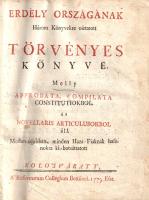 Erdély országának Három Könyvekre osztatott Törvényes könyve. Melly approbata, compilata constitutiokbol és novellaris articulusokbol áll. Mostan újjabban, minden Haza-Fiaknak hasznokra ki-botsáttatott. Kolo'sváratt, 1779. A' Reformatus Collegium Betüivel. [14] + 280 + [2] p.; [6] + 118 p.; [2] + 90 + [64] p.; [14] + 56 p. Kötetünk az erdélyi országgyűléseken hozott törvények és rendelkezések hármas könyve, amelyhez negyedikként ezúttal is csatlakozik az erdélyi szászokra vonatkozó rendelkezések gyűjteménye. Az erdélyi jogok és dolgok zsinórmértékéül szolgáló törvénygyűjtemény részletesen rendelkezik az erdélyi fejedelmek és rendek jogairól és kötelességeiről, az ország négy bevett vallásáról, a jezsuiták kitiltásáról, az öröklésről és más magánjogi kérdésekről, gazdasági és büntetőjogokról, egyes városok és nemzetek részletes jogairól, a kóborlók és káromkodók elleni fellépések módjairól. A döntően magyar nyelven megfogalmazott munka első részét (Approbata constitutiok) II. Rákóczi György kezdeményezésére először 1653-ban adták ki, ez az 1607-1653 közötti időszak országgyűlési törvényeit tartalmazza. A munka második és harmadik része az I. Apafi Mihály által 1669-ban, illetve a Mária Terézia által az 1750-es években megerősített erdélyi törvények és rendelkezések gyűjteménye (Compilata constitutiok, illetve Novellaris articulusok alcímmel). A hármas munka végén részletes, egységes tartalommutató. Az erdélyi jogrend teljességét összefoglaló gyűjteményt példányunk esetén is kiegészítették az erdélyi szász jogokat összefoglaló 'Statuta jurium municipalium Saxonum in Transylvania' című munkával. 1779. évi kolozsvári joggyűjteményünk szerkezete tehát az alábbi rend szerint tagolódik: Első könyv: Approbata constitutiok. Második könyv: Compilata constitutiok. Harmadik könyv: Novellaris articilusok. Negyedik titulus [könyv]: Statuta jurium municipalium Saxonum in Transylvania: Opera Matthiae Fronii revisa, locupleta &amp; edita. Példányunk első előzékén régi tulajdonosi bejegyzések. A kétszínnyomású címlapon és a belív néhány oldalán halvány foltosság, a belív egy levelén apró pótlás, néhány oldalon tulajdonosi bejegyzés. A negyedik, befejező munka utolsó öt levele hiányzik. Aranyozott, enyhén sérült gerincű, enyhén kopott korabeli félbőr kötésben, vörös festésű lapszélekkel, az aranyozott címfelirat a gerincen barna címkén. Jó példány.