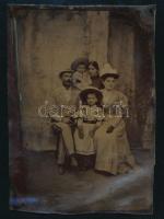 cca 1890-1900 Családi portré, ferrotípia, 12,5x9 cm