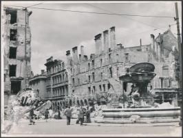 1945 Szendrő István (1908-2000): Budapest, romos Kálvin tér, hátoldalon pecséttel jelzett fotó, felületi sérüléssel, 18×24 cm