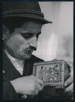 cca 1930-1940 Szendrő István (1908-2000): Somogy megyei fafaragó, hátoldalon pecséttel jelzett fotó, feliratozva, 24×18 cm