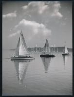 cca 1930-1940 Szendrő István (1908-2000): Balatoni vitorlások, hátoldalon pecséttel jelzett fotó, sarkain kis törésnyomok, 24×18 cm