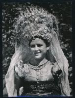 cca 1930-1940 Szendrő István (1908-2000): Matyó menyasszony, hátoldalon pecséttel jelzett fotó, sarkain törésnyomok, 24×18 cm