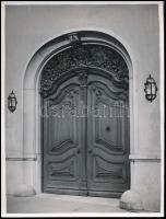 cca 1930-1940 Szendrő István (1908-2000): Budapest, Dísz tér 6. kapubejárata, hátoldalon pecséttel jelzett fotó, feliratozva, 24×18 cm