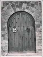 cca 1930-1940 Szendrő István (1908-2000): Budapest, Ostrom utca 1. kapubejárata, hátoldalon pecséttel jelzett fotó, feliratozva, 24×18 cm