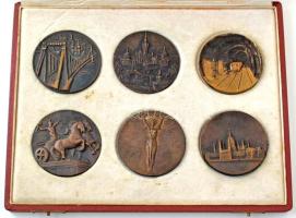 1970 k. "Budapest Főváros Tanácsa" 6xklf öntött bronz emlékérem-szett eredeti kopottas dísztokban, benne Madarassy Walter (1909-1994) "Halászbástya és a Mátyás-templom", Csontos László (1925-2013) "Erzsébet-híd", Kiss Sándor (1925-1999) "Metró", illetve ismeretlen alkotóktól a "Háborús biga-szobor (Millenniumi emlékmű)", a "Szabadságszobor", valamint az "Országház (Parlament)" ábrázolásaival T:AU patina / Hungary ~1970. "Budapest Főváros Tanácsa (Budapest Metropolitan Council)" 6xdiff cast bronze medallion set in original, worn case, within Walter Madarassy (1909-1994) "Fisherman's Bastion and Matthias Church", László Csontos (1925-2013) "Elisabeth Bridge", Sándor Kiss (1925-1999) "Subway", and by unknown artists the "War chariot statue (Millennium Monument)", the "Statue of Liberty", and the "Parliament" depictions C:AU patina