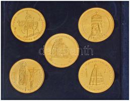 2000. "A Magyarok Államalapításának 1000 Éves Évfordulója Emlékére - Szeri Gyűlés / Géza Nagyfejedelem emlékére / Szt. István Államalapító emlékérem / Magyar Koronázási jelvények / A Magyar Állam megszilárdítója emlékérem" 5xklf aranyozott fém emlékérem (42,5mm) eredeti dísztokban T:AU (eredetileg PP) fo. Csak 5000db!