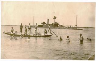 ca 1915 Dunai Flottila S.M.S. Körös Érdekes fénykép: Az S.M.S. Körös matrózai megmártóznak egy forró nyári napon. A monitor zászlója (és szennyesei) lobognak a szélben. A folyó a Duna vagy a Dnyeszter vagy a Bug 1918-ban. 22,5 cm x 14,5 cm) Az Eredeti fotóról készül MODERN nagyítás /   Danube Fleet S.M.S. Körös Unusual and quaint photograph: Sailors from S.M.S. Körös go in for a dip on a hot summer day. The monitor, her flag (and laundry) fluttering in the wind, is anchored a short distance away. There is no date and no way of knowing whether the river was the Danube or, just possibly, the Dniester or the Bug in 1918. 22,5 cm x 14,5 cm Modern COPY
