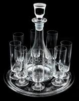 Kristály 8 személyes likőrös készlet tálcán. 8 darab pohár, dugós üveg, tálca. Jelzés nélkül, hibátlan, d: 31 cm, poharak m: 16 cm