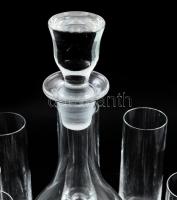 Kristály 8 személyes likőrös készlet tálcán. 8 darab pohár, dugós üveg, tálca. Jelzés nélkül, hibátl...