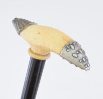 Fa sétabot, fém rátétes csont markolattal, ebonizált fa, h: 92 cm