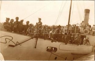 Balaton, "KELÉN", épült SchH-KELÉN típusú gőzüzemű csavaros személyhajó, cserkészek és a hajó legénysége. photo (tűnyomok / pinmarks)
