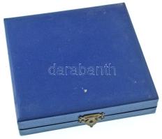 Pátzay Pál (1896-1979) DN "Pusztai lovasok" egyoldalas bronz emlékplakett tokban (~80mm) T...