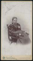 cca 1900 gróf Seherr-Thoss Henrik Artúrné, szül. Herrmann Eveline (1837-1902); kabinetfotó Carl Pietzner bécsi műterméből, feliratozva, kissé viseltes, 21x11,5 cm