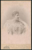 cca 1880-1890 Mária hannoveri hercegnő (1849-1904), a Hannoveri-ház (az egykori Hannoveri Királyság uralkodóháza) tagja; apja, V. György volt a Hannoveri Királyság utolsó uralkodója (1851-től 1866-ig, amikor a Porosz Királyság több másik német állammal együtt annektálta). Kabinetfotó Carl Jagerspacher gmundeni műterméből, 21x13,5 cm // cca 1880-1890 Princess Marie of Hanover (1849-1904), member of the House of Hanover; her father, George V, was the last King of Hanover (from 1851 until 1866, when the kingdom was annexed by Prussia). Cabinet card from the studio of Carl Jagerspacher in Gmunden, 21x13.5 cm