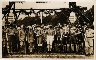 1929 A walesi herceg, Sir Baden-Powell és más cserkészek az angliai Birkenhead közelében fekvő Arrowe Park-ban megrendezett cserkész világdzsemborin, magyar címer / The Prince of Wales, Sir Robert Baden-Powell Chief Scout and other Great Scouts at the 3rd World Scout Jamboree in Arrowe Park in Upton, near Birkenhead (United Kingdom), Hungarian coat of arms. Published by the Photochrom Co. Ltd.