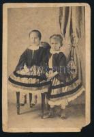 Abrahamovits Ferenc: Két lányka Pozsony, ca. 1860. A hátlapon a fényképész felragasztott címkéjével. kis sarokhiány.