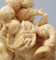 Okimono - többalakos életkép. Faragott elefántagyar, Japán, Meidzsi-kor, m: 8 cm /// Okimono - Multi...